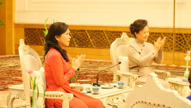 Madame Ngô Phuong Ly et Madame Peng Liyuan assistent à une cérémonie du thé. Photo : nhandan.vn Madame Ngô Phuong Ly et Madame Peng Liyuan assistent à une cérémonie du thé. Photo : nhandan.vn