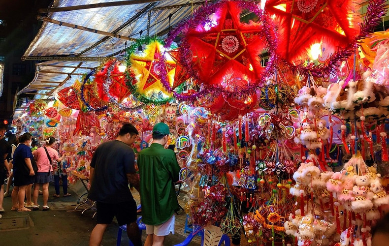 Les lanternes traditionnelles en forme d'étoile sont très prisées. Photo : VOV. Les lanternes traditionnelles en forme d'étoile sont très prisées. Photo : VOV.