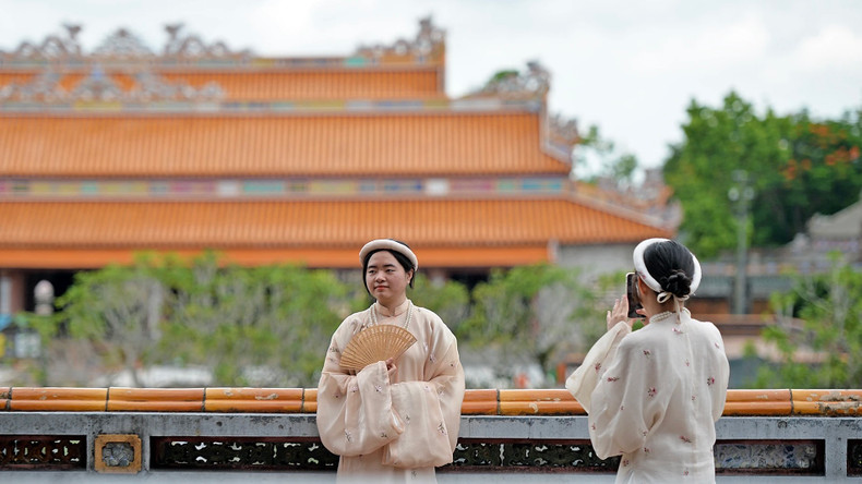 Le paysage antique du Grand Intérieur de Huê est une source d'inspiration inépuisable pour capter des moments « intouchables ». Photo : nhandan.vn Le paysage antique du Grand Intérieur de Huê est une source d'inspiration inépuisable pour capter des moments « intouchables ». Photo : nhandan.vn
