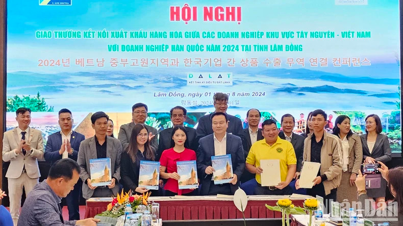 Plus de 40 accords de coopération ont été signés entre des entreprises sud-coréennes et celles de la région du Tây Nguyên. Photo : nhandan.vn Plus de 40 accords de coopération ont été signés entre des entreprises sud-coréennes et celles de la région du Tây Nguyên. Photo : nhandan.vn
