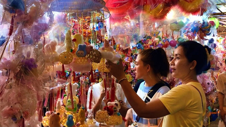 Les nouveaux modèles de lanternes suscitent beaucoup d'intérêt. Photo : VOV. Les nouveaux modèles de lanternes suscitent beaucoup d'intérêt. Photo : VOV.