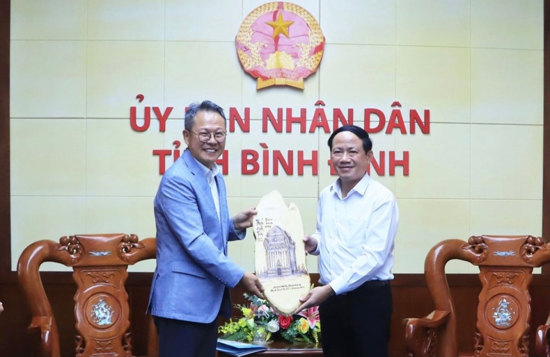 Le président du Comité populaire provincial de Binh Dinh, Pham Anh Tuân (à droite), a remis un cadeau à M. Kim Kye Yong, représentant en chef de Korean Airlines à Hô Chi Minh-Ville. Photo : Binhdinh.gov. Le président du Comité populaire provincial de Binh Dinh, Pham Anh Tuân (à droite), a remis un cadeau à M. Kim Kye Yong, représentant en chef de Korean Airlines à Hô Chi Minh-Ville. Photo : Binhdinh.gov.