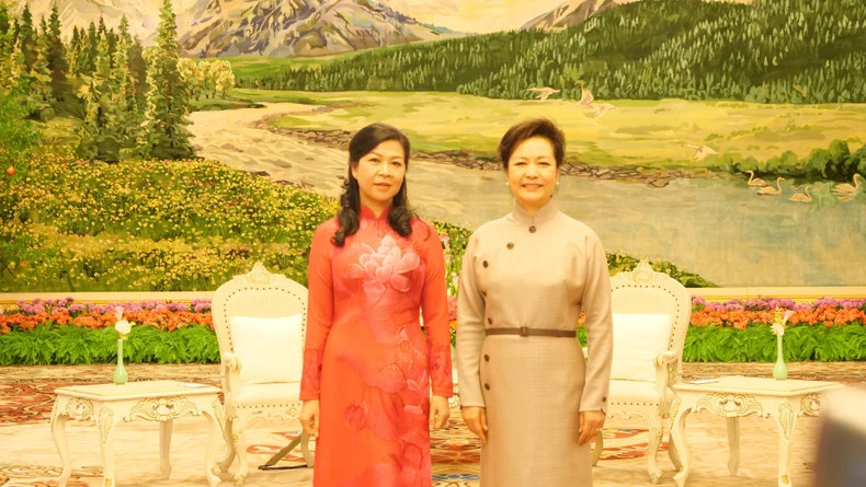 Madame Ngô Phuong Ly (à gauche) et Madame Peng Liyuan (à droite). Photo : nhandan.vn Madame Ngô Phuong Ly (à gauche) et Madame Peng Liyuan (à droite). Photo : nhandan.vn