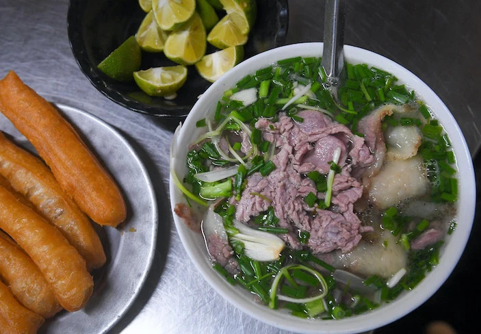 Le Phở, un mets qui incarne la finesse des habitants de Hanoi, se trouve en grande partie dans les meilleurs restaurants situés dans l'arrondissement de Hoàn Kiêm. Photo : nhandan.vn Le Phở, un mets qui incarne la finesse des habitants de Hanoi, se trouve en grande partie dans les meilleurs restaurants situés dans l'arrondissement de Hoàn Kiêm. Photo : nhandan.vn