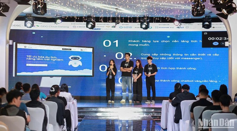 Les équipent présentent leurs idées lors de la finale du concours UniHack 2024 - Demo Day, placée sous le thème « Tourisme numérique ». Photo : nhandan.vn Les équipent présentent leurs idées lors de la finale du concours UniHack 2024 - Demo Day, placée sous le thème « Tourisme numérique ». Photo : nhandan.vn