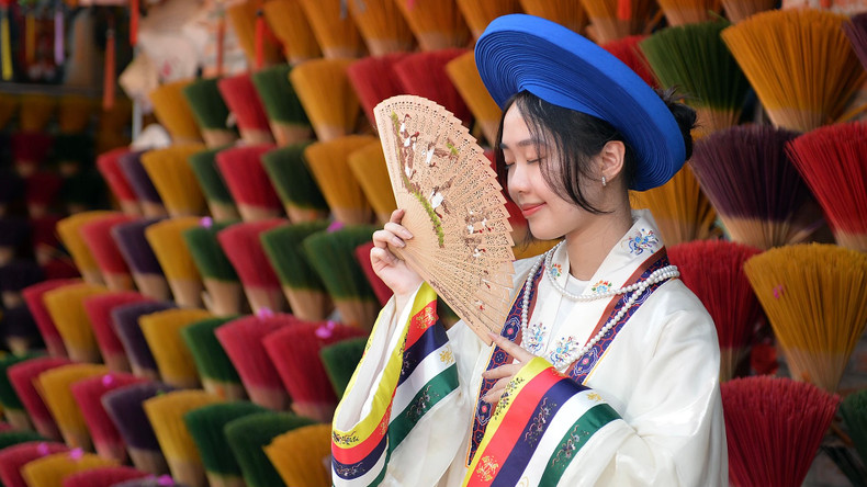 Ces dernières années, les jeunes ont accordé une attention particulière aux costumes anciens. Photo : nhandan.vn Ces dernières années, les jeunes ont accordé une attention particulière aux costumes anciens. Photo : nhandan.vn