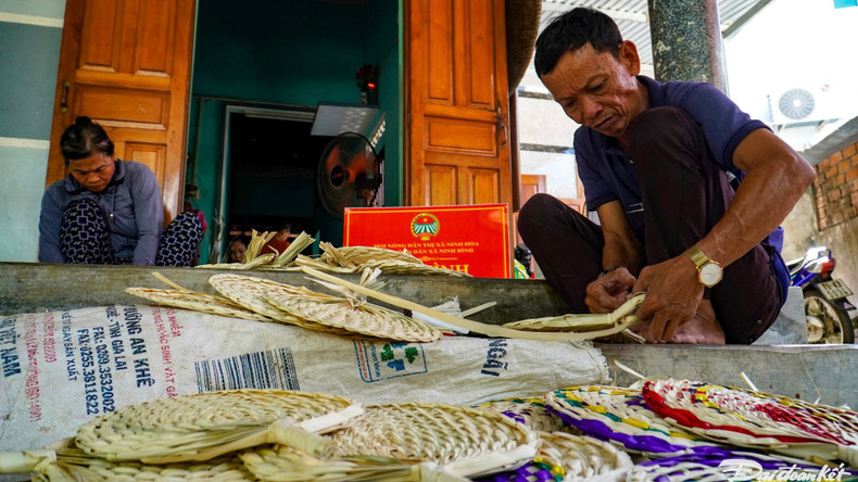 Khanh Hoa : préservation de l'artisanat de tressage de feuilles pour la fabrication des éventails ảnh 3 Khanh Hoa : préservation de l'artisanat de tressage de feuilles pour la fabrication des éventails ảnh 3