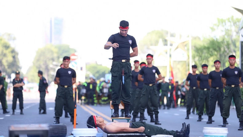 La performance de démonstrations d'arts martiaux et de techniques de qigong dans les rues mêmes de la ville. Photo : VOV. La performance de démonstrations d'arts martiaux et de techniques de qigong dans les rues mêmes de la ville. Photo : VOV.