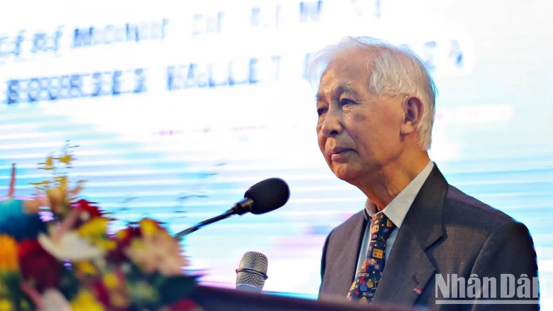 Le professeur Trân Thanh Vân s'exprime lors de la cérémonie de remise des bourses Vallet aux élèves et étudiants méritants des provinces du Tây Nguyên et des provinces de Khanh Hoa et Ninh Thuân. Photo : nhandan.vn Le professeur Trân Thanh Vân s'exprime lors de la cérémonie de remise des bourses Vallet aux élèves et étudiants méritants des provinces du Tây Nguyên et des provinces de Khanh Hoa et Ninh Thuân. Photo : nhandan.vn
