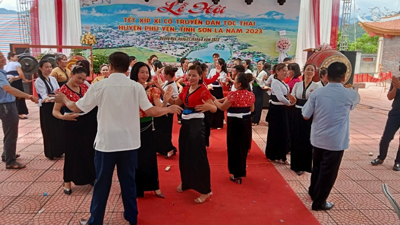 Les habitants et les visiteurs participent à la fête du "Têt Xíp xí" traditionnel de l’ethnie Thái dans le district de Phù Yên, Sơn La. Photo : VOV. Les habitants et les visiteurs participent à la fête du "Têt Xíp xí" traditionnel de l’ethnie Thái dans le district de Phù Yên, Sơn La. Photo : VOV.