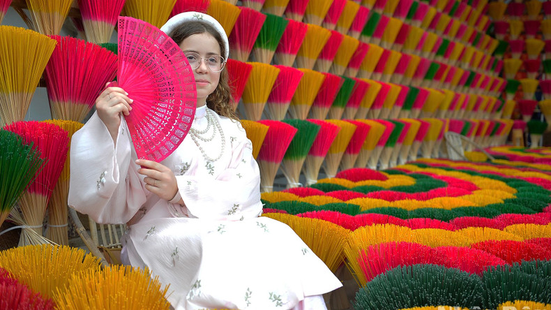 Dans le village de l'encens de Thuy Xuân, ces dernières années, en plus de l'artisanat traditionnel, les familles d'artisans ont proposé le service de location de costumes anciens permettant aux visiteurs de faire preuve de créativité avec les bouquets d'encens. Photo : nhandan.vn Dans le village de l'encens de Thuy Xuân, ces dernières années, en plus de l'artisanat traditionnel, les familles d'artisans ont proposé le service de location de costumes anciens permettant aux visiteurs de faire preuve de créativité avec les bouquets d'encens. Photo : nhandan.vn