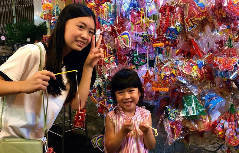 L'enthousiasme de trouver la lanterne de ses rêves. Photo : VOV. L'enthousiasme de trouver la lanterne de ses rêves. Photo : VOV.