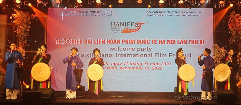 Les délégués ont rencontré des chanteurs de « Quan ho » (chant alterné, un patrimoine culturel immatériel représentatif de l’humanité). Photo: baoquangninh.com.vn Les délégués ont rencontré des chanteurs de « Quan ho » (chant alterné, un patrimoine culturel immatériel représentatif de l’humanité). Photo: baoquangninh.com.vn