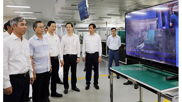 La délégation de la province de Binh Thuân a rendu visite aux sociétés Viglacera et Intops Vietnam dans la zone industrielle de Yên Phong, et à la société Fushan Technology Vietnam, dans le Parc urbain industriel VSIP. Photo: baobacninh.vn La délégation de la province de Binh Thuân a rendu visite aux sociétés Viglacera et Intops Vietnam dans la zone industrielle de Yên Phong, et à la société Fushan Technology Vietnam, dans le Parc urbain industriel VSIP. Photo: baobacninh.vn