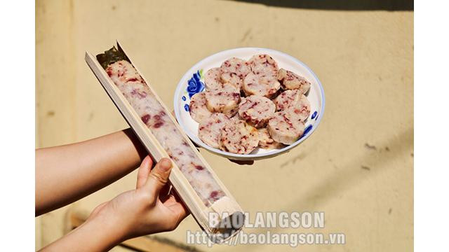 Le com lam est un plat simple, mais laisse une impression inoubliable chez ceux qui l'ont déjà apprécié. La simple combinaison de riz blanc avec du sel de sésame donne un goût étrangement délicieux. Photo: baolangson.vn Le com lam est un plat simple, mais laisse une impression inoubliable chez ceux qui l'ont déjà apprécié. La simple combinaison de riz blanc avec du sel de sésame donne un goût étrangement délicieux. Photo: baolangson.vn