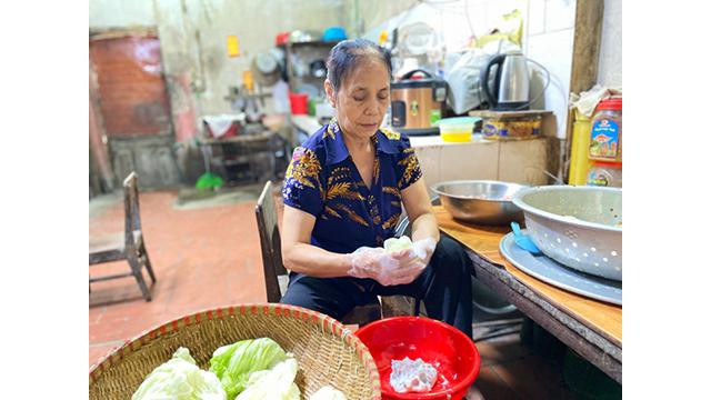 La famille de Mme Mai Thi Nhuân, dans le bourg de Lôc Binh fait des gâteaux « may nhung » depuis des décennies. Photo : langson.vn La famille de Mme Mai Thi Nhuân, dans le bourg de Lôc Binh fait des gâteaux « may nhung » depuis des décennies. Photo : langson.vn