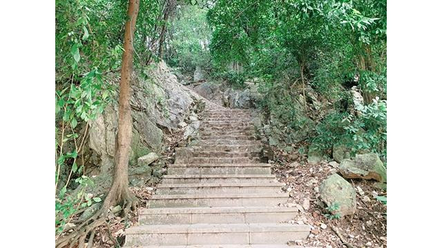 Pour arriver au sommet du mont Non Nuoc, les visiteurs devront franchir 72 marches en pierre, divisées en 5 niveaux. Photo : Journal Tôquôc. Pour arriver au sommet du mont Non Nuoc, les visiteurs devront franchir 72 marches en pierre, divisées en 5 niveaux. Photo : Journal Tôquôc.
