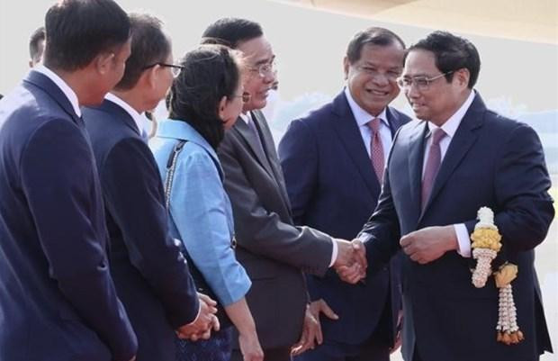 De hauts responsables cambodgiens accueillent le Premier ministre Pham Minh Chinh à l'aéroport international de Phnom Penh. Photo : VNA. De hauts responsables cambodgiens accueillent le Premier ministre Pham Minh Chinh à l'aéroport international de Phnom Penh. Photo : VNA.