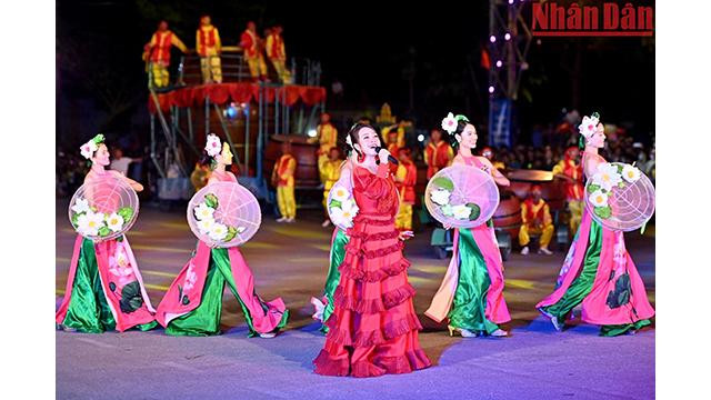 Le spectacle de marionnettes dans la rue est très attrayant pour les touristes et la population locale. Photo: nhandan.com.vn Le spectacle de marionnettes dans la rue est très attrayant pour les touristes et la population locale. Photo: nhandan.com.vn