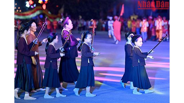 La représentation du chant Xâm (balades chantées par des musiciens aveugles errants) par des artistes du district de Yên Mo, province de Ninh Binh. Photo: nhandan.com.vn La représentation du chant Xâm (balades chantées par des musiciens aveugles errants) par des artistes du district de Yên Mo, province de Ninh Binh. Photo: nhandan.com.vn