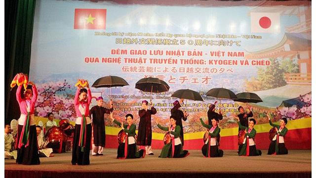 Le numéro du "chèo" interprété par des artistes du théâtre "chèo" (Opéra du Nord) de la province de Ha Nam. Photo : NDEL.