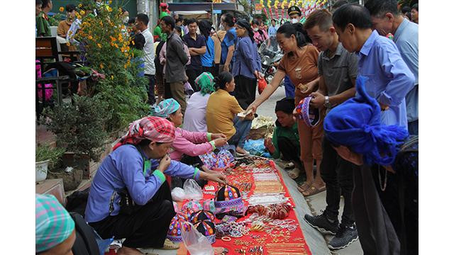 Ses caractéristiques uniques ne sont pas seulement l’achat et la vente et les échanges animés, mais aussi la préservation des identités culturelles des Tày et H’Mông, Dao, Lô Lô... Photo : baodantoc.vn Ses caractéristiques uniques ne sont pas seulement l’achat et la vente et les échanges animés, mais aussi la préservation des identités culturelles des Tày et H’Mông, Dao, Lô Lô... Photo : baodantoc.vn