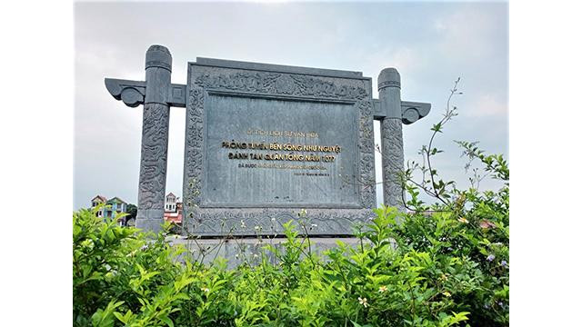 La pancarte marque la victoire au bord du fleuve. Photo : Minh Minh/NDEL.