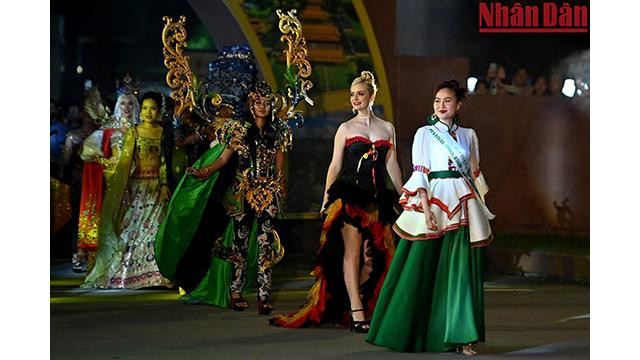 La performance des Misses, représentantes des pays et territoires du monde entier, participant au concours de Miss Monde du Tourisme. Photo: nhandan.com.vn La performance des Misses, représentantes des pays et territoires du monde entier, participant au concours de Miss Monde du Tourisme. Photo: nhandan.com.vn