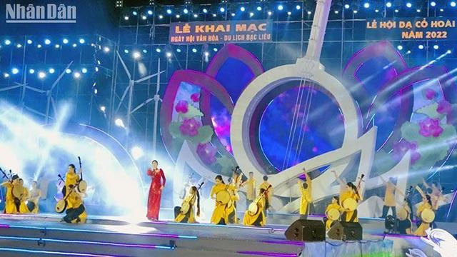Le spectacle d'ouverture du Festival culturel et touristique de Bac Liêu et du Festival Da Cô Hoài Lang de 2022. Photo : nhadan.vn