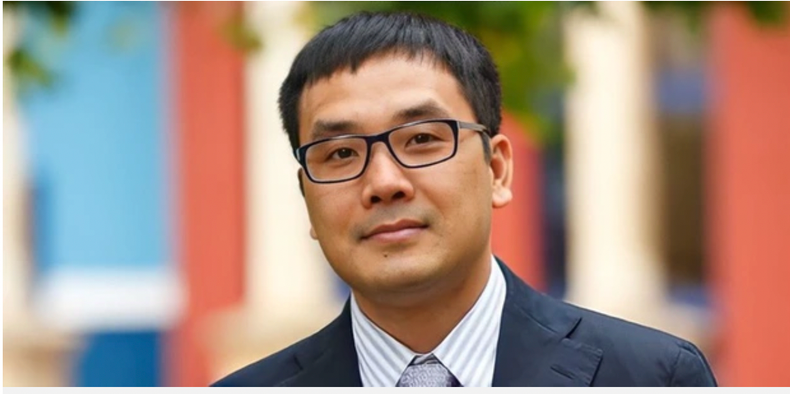 Après 3 ans de travail à l’Université de Hong Kong, lorsqu'il a reçu une invitation à enseigner à l'Université de Cambridge, il l’a acceptée. Au bout de 3 ans, après de nombreux cycles d'examen des candidatures, il a obtenu le titre de professeur titulaire permanent de l'Université de Cambridge. Photo : phunuvietnam.vn Après 3 ans de travail à l’Université de Hong Kong, lorsqu'il a reçu une invitation à enseigner à l'Université de Cambridge, il l’a acceptée. Au bout de 3 ans, après de nombreux cycles d'examen des candidatures, il a obtenu le titre de professeur titulaire permanent de l'Université de Cambridge. Photo : phunuvietnam.vn