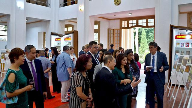 Les visiteurs lors de l'exposition. Photo : thoidai.com.vn Les visiteurs lors de l'exposition. Photo : thoidai.com.vn