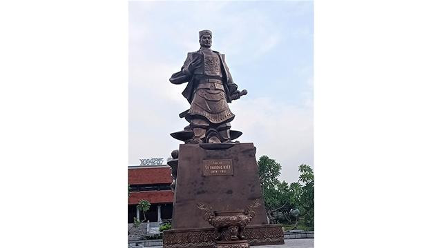 La statue du grand commandant Ly Thuong Kiêt au temple Ly Thuong Kiêt. Photo : Minh Minh/NDEL.