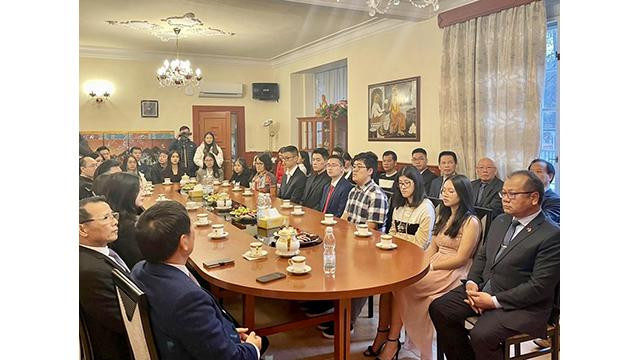 La vue générale de la remise des certificats de mérite aux individus et aux collectifs ayant obtenu des résultats excellents dans l’enseignement et l’apprentissage de la langue vietnamienne en République tchèque. Photo : Ambassade du Vietnam en République tchèque