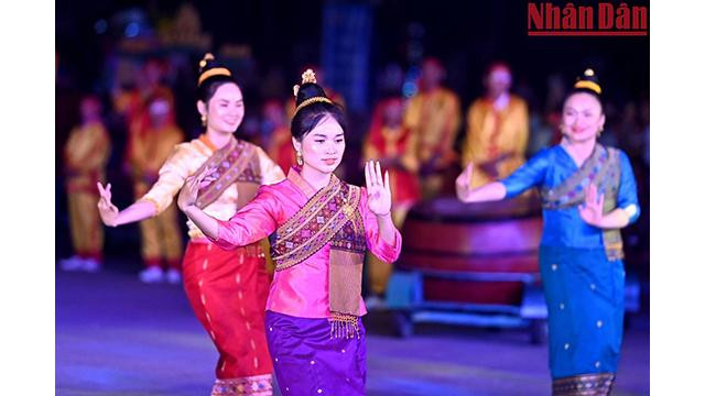 La performance unique des acteurs et actrices de la province lao d'Oudomxay. Photo: nhandan.com.vn La performance unique des acteurs et actrices de la province lao d'Oudomxay. Photo: nhandan.com.vn