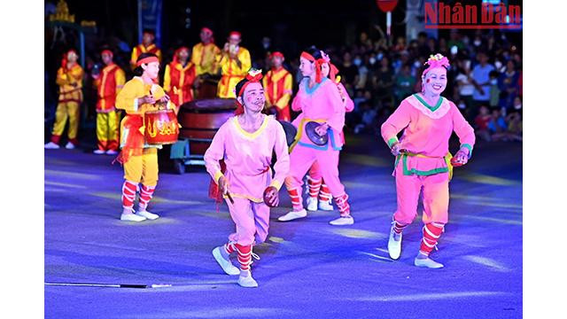 Spectacles d'art traditionnel passionnants à la fête de rue. Photo: nhandan.com.vn Spectacles d'art traditionnel passionnants à la fête de rue. Photo: nhandan.com.vn