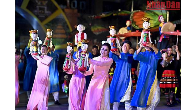 Une performance d'artisans de la province de Thanh Hoa. Photo: nhandan.com.vn Une performance d'artisans de la province de Thanh Hoa. Photo: nhandan.com.vn