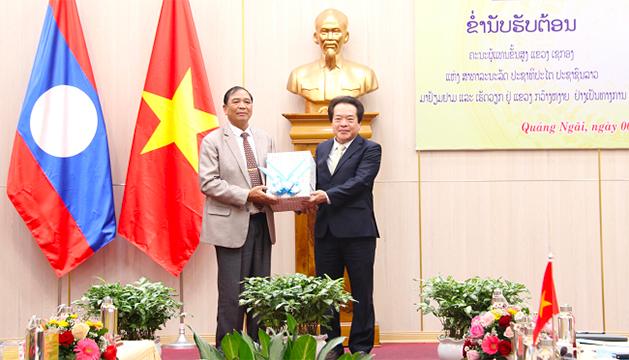 Le vice-président du Comité populaire provincial de Quang Ngai, Vo Phiên, présente un cadeau de souvenir à la délégation de haut rang de la province de Sekong. Photo : quangngai.gov.vn