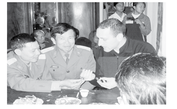 Le professeur américain Jason Picard (à droite) découvre la noix de bétel. Photo : waj.world Le professeur américain Jason Picard (à droite) découvre la noix de bétel. Photo : waj.world