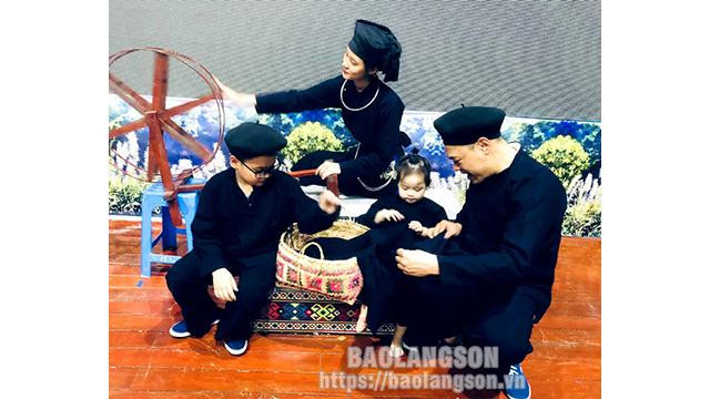 2 prix A ont été distribués à 2 représentations de costumes des ethnies Tày et Nùng (groupe Nùng Phan Slinh Cum Cot) ; 2 prix B attribués à la représentation du costume ethnique Nùng (groupe Nùng Por) et du costume ethnique Nùng (groupe Nung Hua Lai). Photo : baolangson.vn 2 prix A ont été distribués à 2 représentations de costumes des ethnies Tày et Nùng (groupe Nùng Phan Slinh Cum Cot) ; 2 prix B attribués à la représentation du costume ethnique Nùng (groupe Nùng Por) et du costume ethnique Nùng (groupe Nung Hua Lai). Photo : baolangson.vn