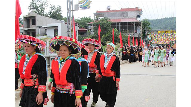 Les gens des groupes ethniques portent des costumes traditionnels au marché tôt le matin. Photo : baodantoc.vn Les gens des groupes ethniques portent des costumes traditionnels au marché tôt le matin. Photo : baodantoc.vn