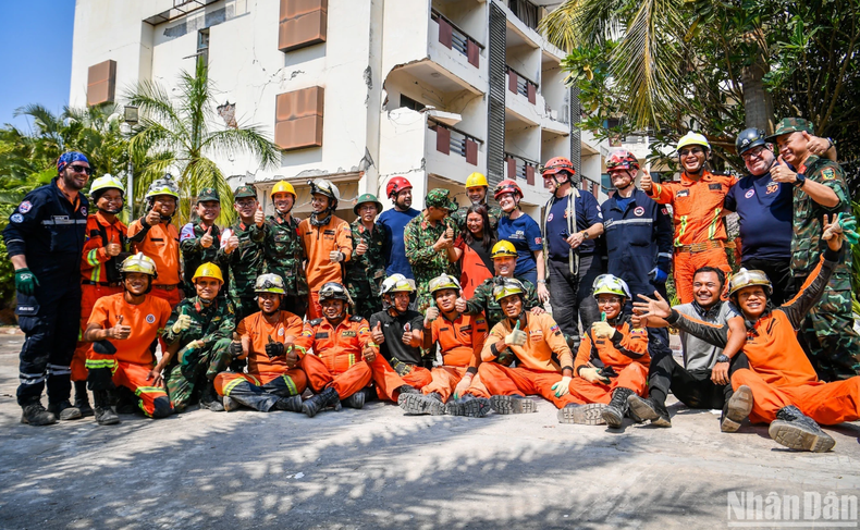 Actuellement, les opérations de sauvetage des victimes se poursuivent sans relâche. Photo: NDEL