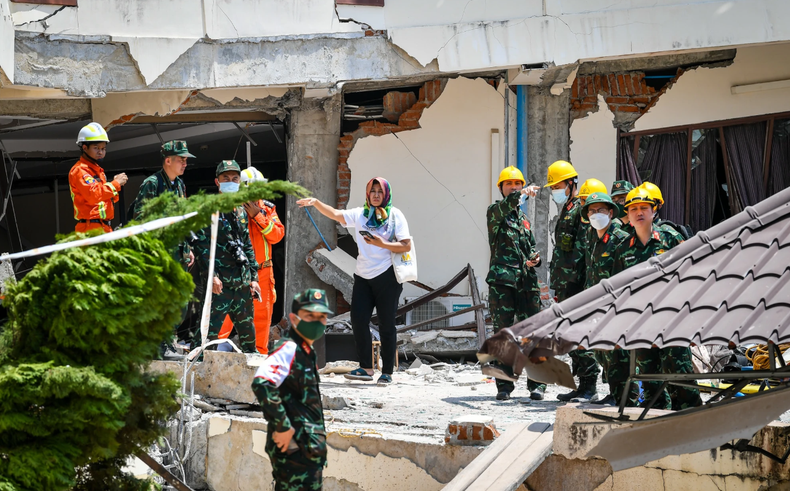 Alors qu'elle menait des opérations de secours à l'hôpital Ottara Thiri dans la capitale Naypyidaw du Myanmar, l'équipe de secours de l'Armée populaire vietnamienne a reçu des informations selon lesquelles une victime du tremblement de terre était piégée dans les décombres. Photo: NDEL