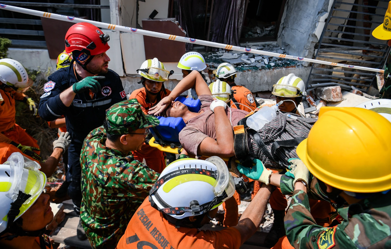 Les secouristes vietnamiens et leurs collègues internationaux ont permis aux victimes d'être sorties saines et sauves. Photo: NDEL