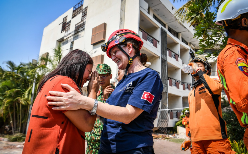 Le propriétaire de l'hôtel Aye Chan Thar, où travaille la victime, a remercié les secouristes avec émotion. Photo: NDEL