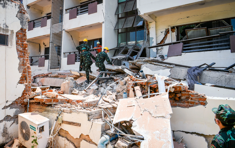 La victime a d'abord été identifiée comme étant un jeune homme âgé de 26-27 ans, piégé à l'intérieur de l'hôtel Aye Chan Thar à Naypyidaw, à environ 20 km de l'hôpital où l'équipe vietnamienne menait des opérations de secours. Photo: NDEL
