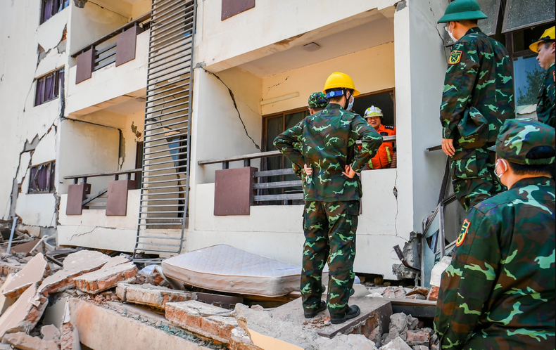L'Armée populaire vietnamienne a envoyé une équipe du génie composée de 6 membres pour coordonner les opérations de sauvetage avec les forces de secours turques et birmanes. Photo: NDEL