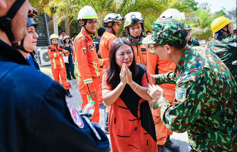 Le propriétaire de l'hôtel Aye Chan Thar, où travaille la victime, a remercié les secouristes avec émotion. Photo: NDEL