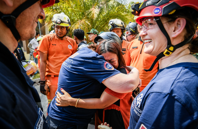 Le propriétaire de l'hôtel Aye Chan Thar, où travaille la victime, a remercié les secouristes avec émotion. Photo: NDEL