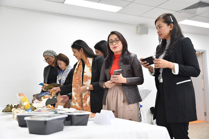 Les épouses et les époux des ambassadeurs et ambassadrices découvrent les traditions culinaires des communautés ethniques. Photo: BTC