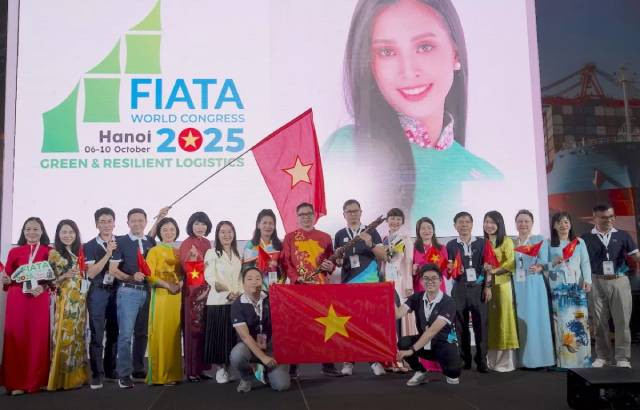 Le Vietnam reçoit le sceptre pour organiser le Congrès FIATA 2025 (FWC 2025). Photo : Association des entreprises de services logistiques du Vietnam. Le Vietnam reçoit le sceptre pour organiser le Congrès FIATA 2025 (FWC 2025). Photo : Association des entreprises de services logistiques du Vietnam.